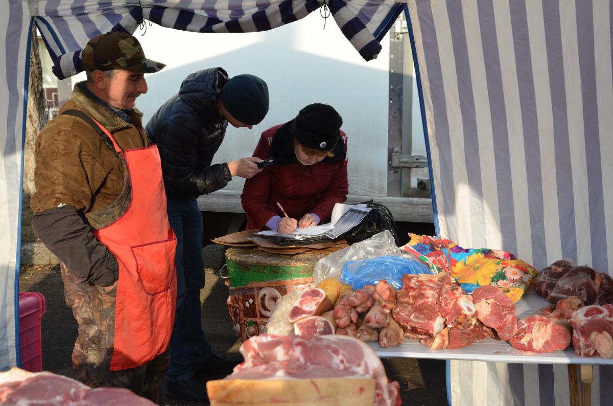 Подозрительное мясо без документов отыскали на ярмарках Красноярска