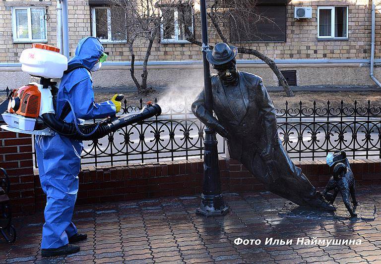 В Красноярске дезинфицируют памятники, урны, скамейки