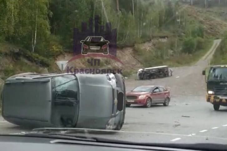 Под Красноярском перевернулись два встречных автомобиля