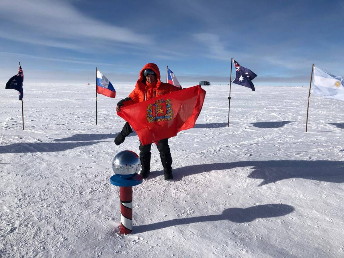Флаги Красноярского края и Русского географического общества установили на Южном полюсе