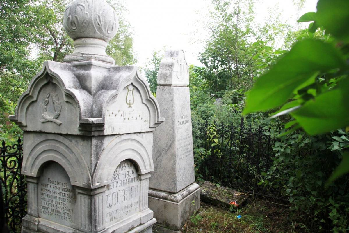 Мэр Красноярска временно закрыл кладбища из-за коронавируса