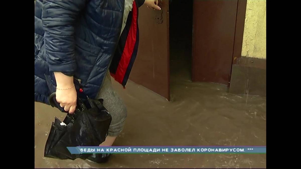 В домах на правобережье Красноярска до сих пор устраняют последствия пятничного ливня