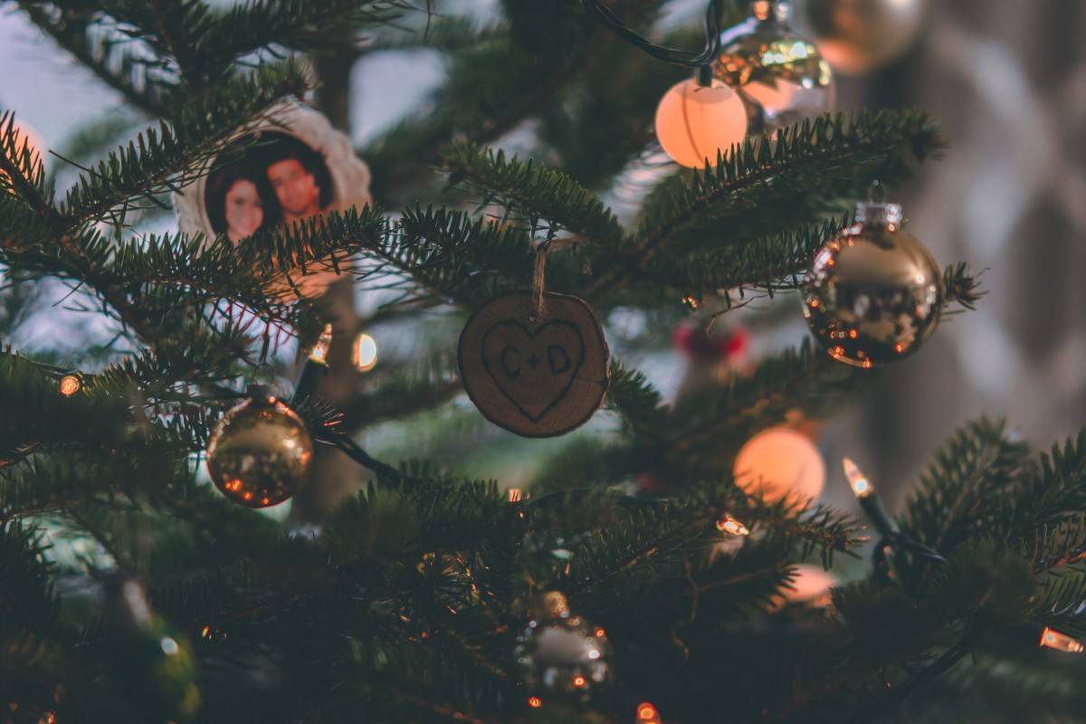 christmas_christmas_balls_christmas_decor_christmas_decorations_christmas_lights_Christmas_ornaments_christmas_tree_decorations-1562259.jpg