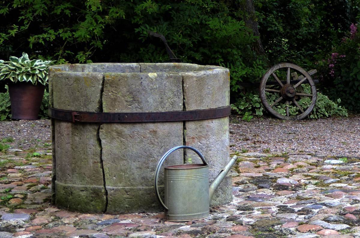 old_well_wood_rusty_antique_close_old_watering_can_worn_grey-539981.jpg