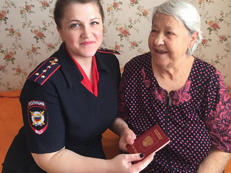 Пенсионерка получила загранпаспорт, чтобы переехать из Красноярска в 85 лет. Фото: 24.mvd.ru