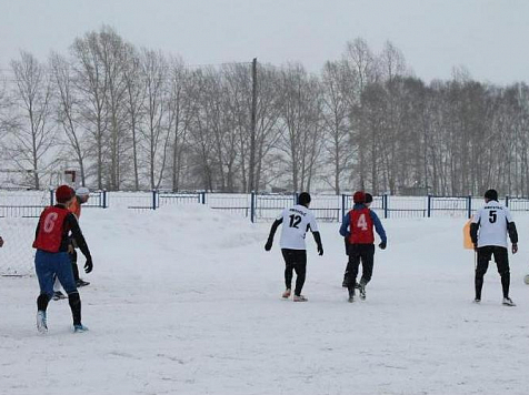 Только угроза крупного штрафа заставила сельскую школу сделать для детей футбольное поле. Фото: nazarovo-adm.ru
