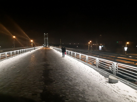 Вход на вантовый мост со стороны Мира превратился в каток с подсветкой за 56 млн (фото). Фото: Герман Руднев / «7 канал»