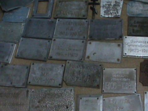 Парень похитил 50 надгробных табличек с кладбища, чтобы сдать их на металлолом. Фото: ГУ МВД по Красноярскому краю