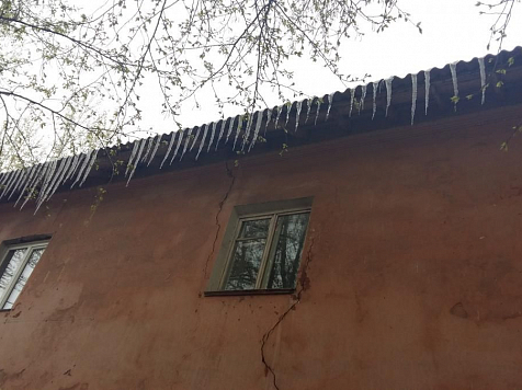 После мощного снегопада на крышах домов появились опасные сосульки. Фото: Герман Руднев / «7 канал»