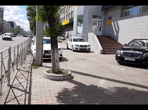 «Все для пешеходов»: мама с коляской показала парковку на тротуаре элитных авто (видео)					     title=