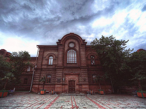Старинное здание женской гимназии на Мира отреставрируют за федеральные деньги. Фото: gge.ru