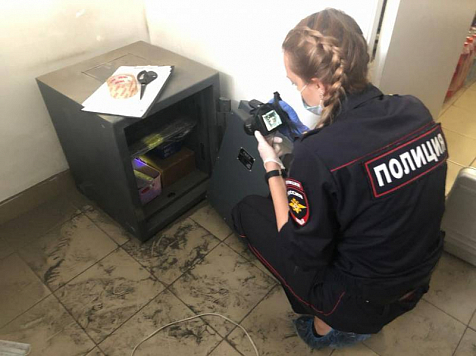 В Красноярске трое мужчин не смогли украсть сейф из магазина. Фото: 24.мвд.рф