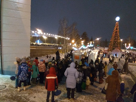 Сотни детей встали в очередь у 100-метровой горки на Театральной площади (фото)					     title=