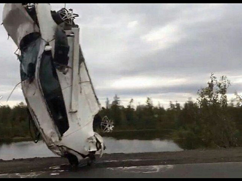 Известный в Норильске диджей рухнул на «Тойоте» с обрыва в озеро и погиб. Фото: «ЧП Красноярск» / vk.com