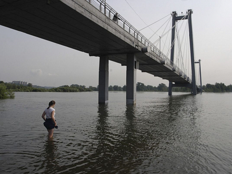 Ответственный за ремонт вантового моста изучит, могла ли девушка въехать туда на BMW для фото. Фото: Игорь Михайлишин