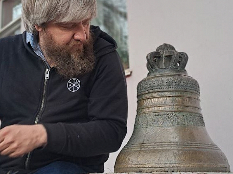 На красноярском ипподроме нашли уникальный церковный колокол. Фото: Алексей Язев/vk/com. Реликвия обладает исторической и научной значимостью.
