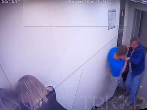 Пожилой мужчина заступился за девушку в лифте и был жестоко избит хулиганом (видео)					     title=