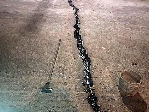 «Движение безопасно» — трещины на Копыловском мосту до весны замазали мастикой. Фото: admkrsk.ru