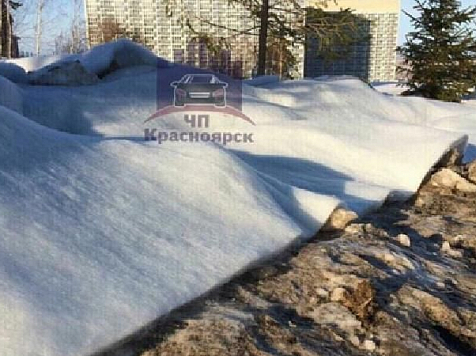 Красноярцы обсуждают «синтепоновый снег» рядом с СФУ. Фото: instagram.com/kras.chp