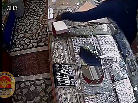 Похитители золота из магазина в Солнечном предстанут перед судом. Полное видео нападения. Фото и видео: 24.mvd.ru