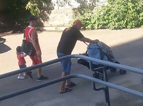 Красноярцы пытались вывезти украденную крышку люка на детской коляске . Фото: СГК
Видео: www.instagram.com/krsk.novosti