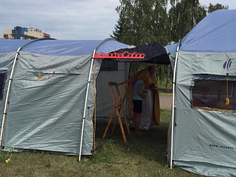 На месте скандального собора на Стрелке православные установили палатку для службы (фото). Фото: Ирина Малахова / facebook.com