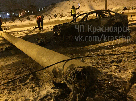 Subaru протаранила столб на Гусарова и загорелась от упавших проводов. Фото «ЧП Красноярск»