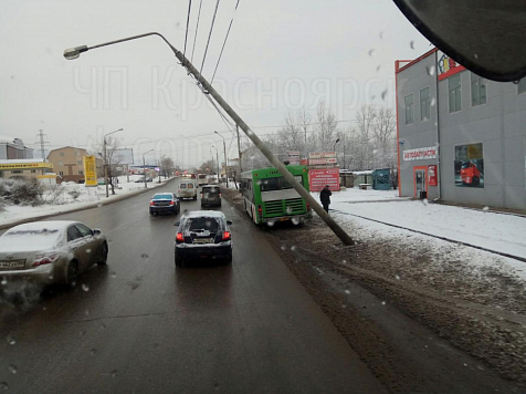 Фонарный столб повис на проводах после дрифта пассажирского автобуса (фото). фото: ЧП Красноярск