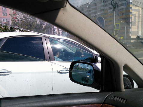 Мама в машине везла ребенка на коленях и вызвала споры соцсетей (фото). Фото: Автохамы Красноярска с vk.com