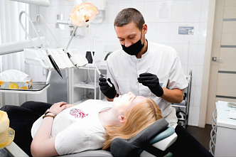 Дороже — значит лучше? Красноярский стоматолог сравнил государственные и частные клиники