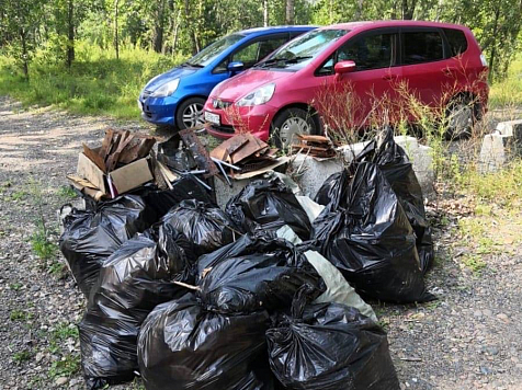 Двое красноярцев вынесли с острова Отдыха 30 мешков мусора. Фото: vk.com/center_kras