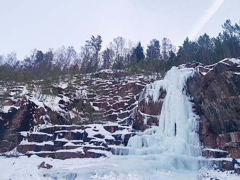 На «Столбах» снова залили ледяной водопад для альпинистов, детей и любителей фото. Фото: vk.com/krasnoyarskrf