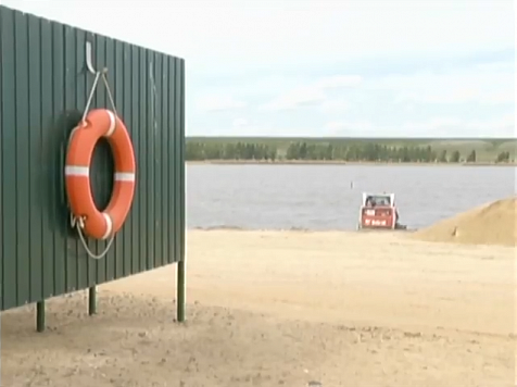 На пляже Татышева начали дежурить медики и спасатели: купаться нельзя					     title=
