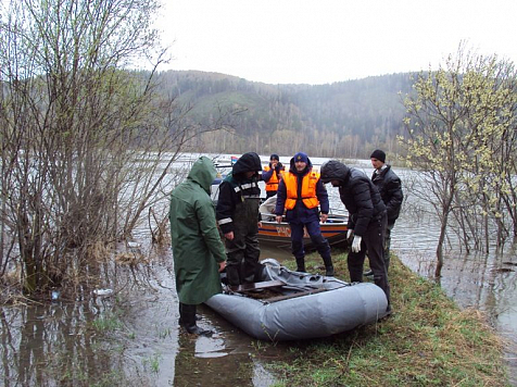 Рыбак выпал из лодки во время сплава: труп выловили до приезда спасателей. Фото: mchs.gov.ru (архив)