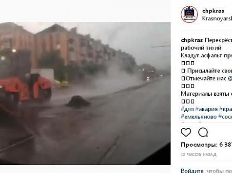 «Вот так делают дороги в Красноярске»: очевидца возмутила укладка асфальта в дождь (видео). Видео: chpkras c instagram.com (1), Светлана Некрасова с vk.com