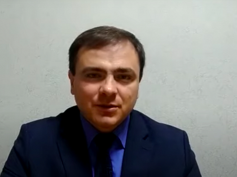 Многодетный отец из Минусинска обвинил сына местного депутата в избиении ребенка. Скриншот видео: Антон Титов/ youtube.com@user-lo8tn1cl7o