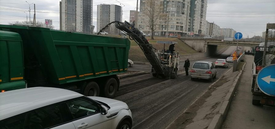 В Красноярске начали ремонт дороги на разбитых Игарской и Сибирском переулке