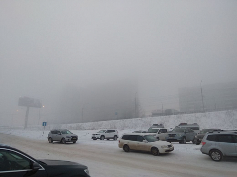 Весь Красноярск внезапно накрыло плотным туманом (фото). Фото: «7 канал», скрин: krasnoyarsknebo.ru