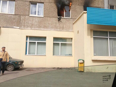 На Парашютной внезапно вспыхнула квартира: плотный дым от пожара застелил весь подъезд и напугал соседей (фото). фото: ЧП Красняорск