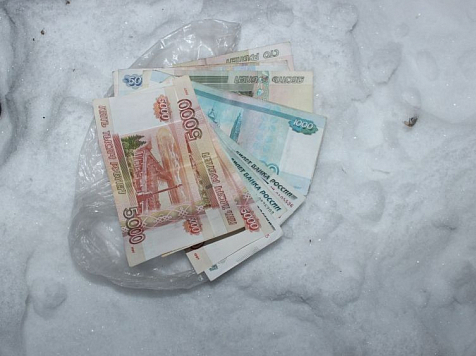 Женщина украла портмоне у друзей и спрятала деньги в снег (фото). Фото: 24.мвд.рф