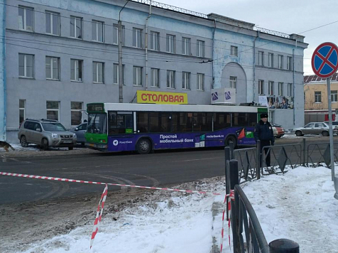 Из-за оцепления в окрестностях вокзала скопились огромные пробки. Фото: Елена Саткеева / «7 канал»