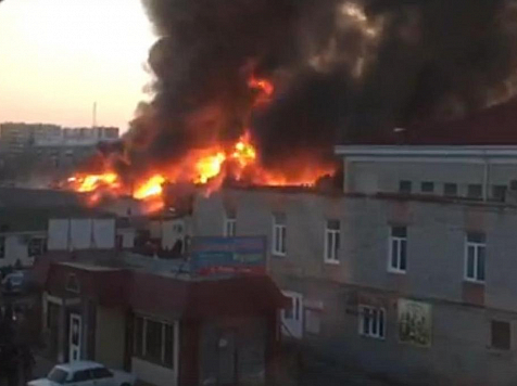 В Минусинске полыхал масштабный пожар на рынке (видео)					     title=