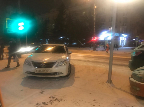 Хам на «Тойоте» припарковался на зебре в центре города (фото). Фото: «Автохамы Красноярска» / vk.com