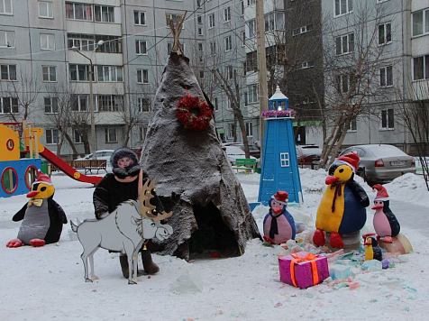 Плюшевые пингвины и снеговик украсили двор на Северо-Енисейской (фото). Фото: vk.com/jd_krsk