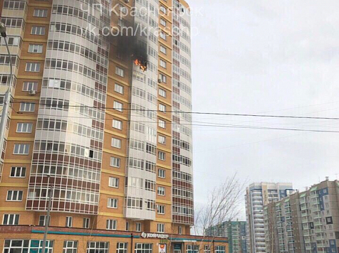 20 человек эвакуировали из дома в Покровке из-за вспыхнувшей квартиры (видео). Фото и видео: Артем Катаев / vk.com/kraschp