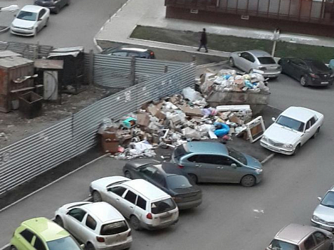 Жители 18-этажек в Солнечном завалили тротуар кучей хлама рядом с полной мусоркой (фото). Фото: vk.com/kras_sunny