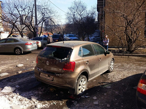 Снег упал с крыши и разбил автомобилю заднее стекло (фото). фото: Роман Романов