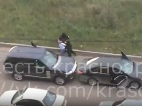 Вымогатели с автоматами затащили мужчину в тонированный джип (видео). Видео: vk.com/kraszhest