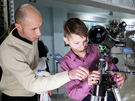 Путин купил настойчивому школьнику телескоп — после неоднократных просьб. Фото: krskstate.ru