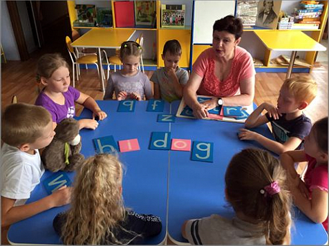 Детский воспитатель учит дошколят английскому языку на основе их ощущений (фото). Фото: городская мэрия